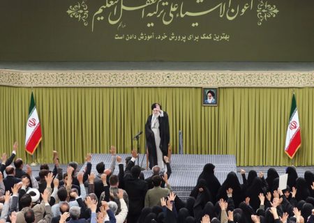 رهبر انقلاب اسلامی در دیدار هزاران تن از معلمان و فرهنگیان: دولت هر مقدار که خرج آموزش و پرورش کند، سرمایه و افتخار است