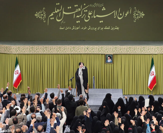 رهبر انقلاب اسلامی در دیدار هزاران تن از معلمان و فرهنگیان: دولت هر مقدار که خرج آموزش و پرورش کند، سرمایه و افتخار است