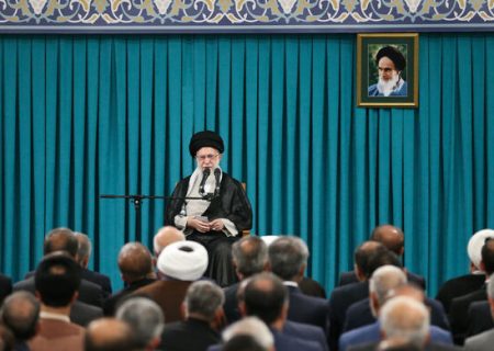 ملت ایران در مقابل جنگ و صلح تحمیلی محکم می‌ایستد و تسلیم نخواهد شد