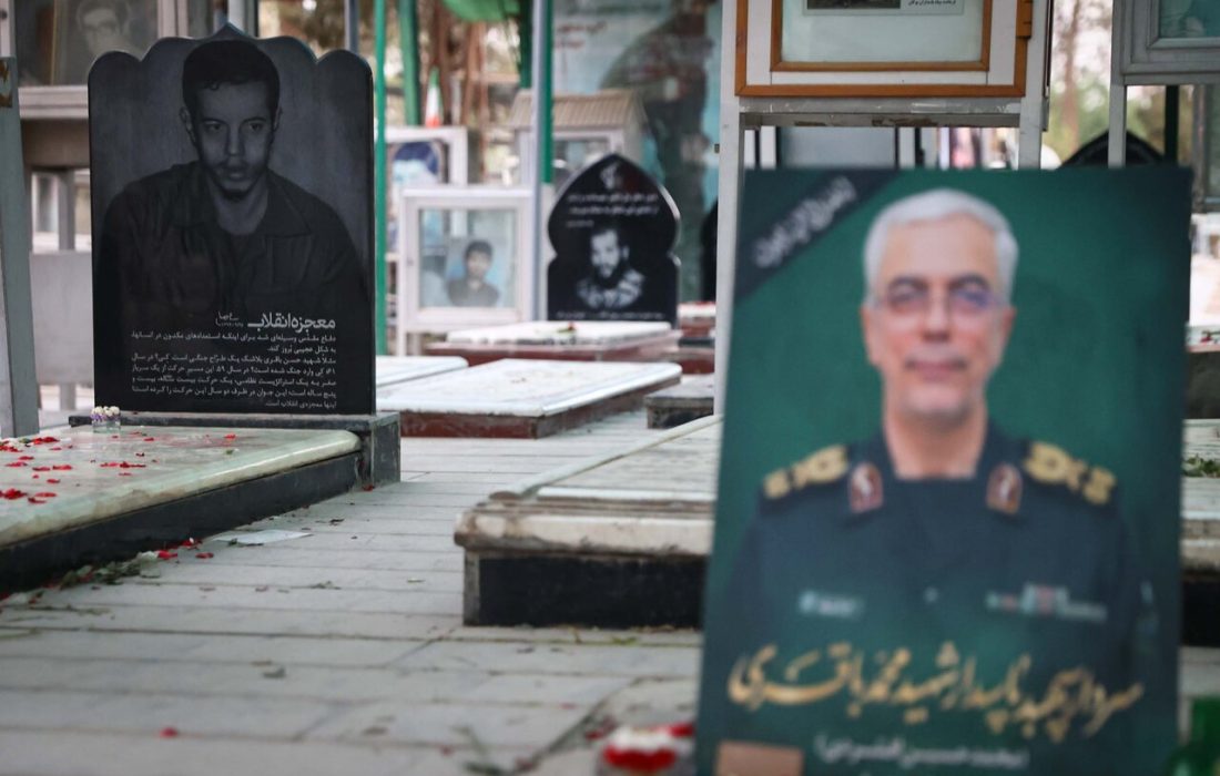 حضور محمد باقر قالیباف بر مزار همرزمان شهیدش سر لشگر شهید باقری ربانی حاجیزاده و…