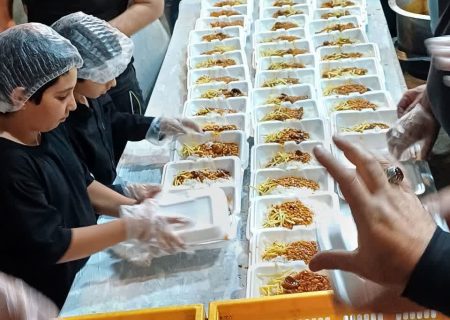 پخش ۱۵ هزار پرس غذای نذری در دهه اول محرم در محله شهران منطقه5