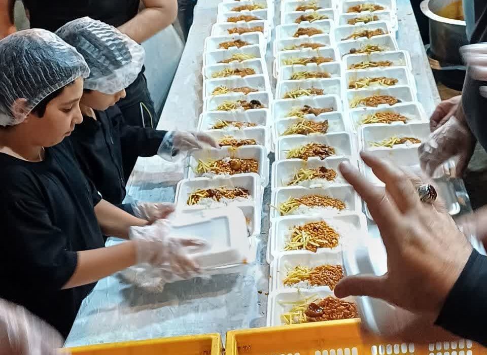 پخش ۱۵ هزار پرس غذای نذری در دهه اول محرم در محله شهران منطقه5